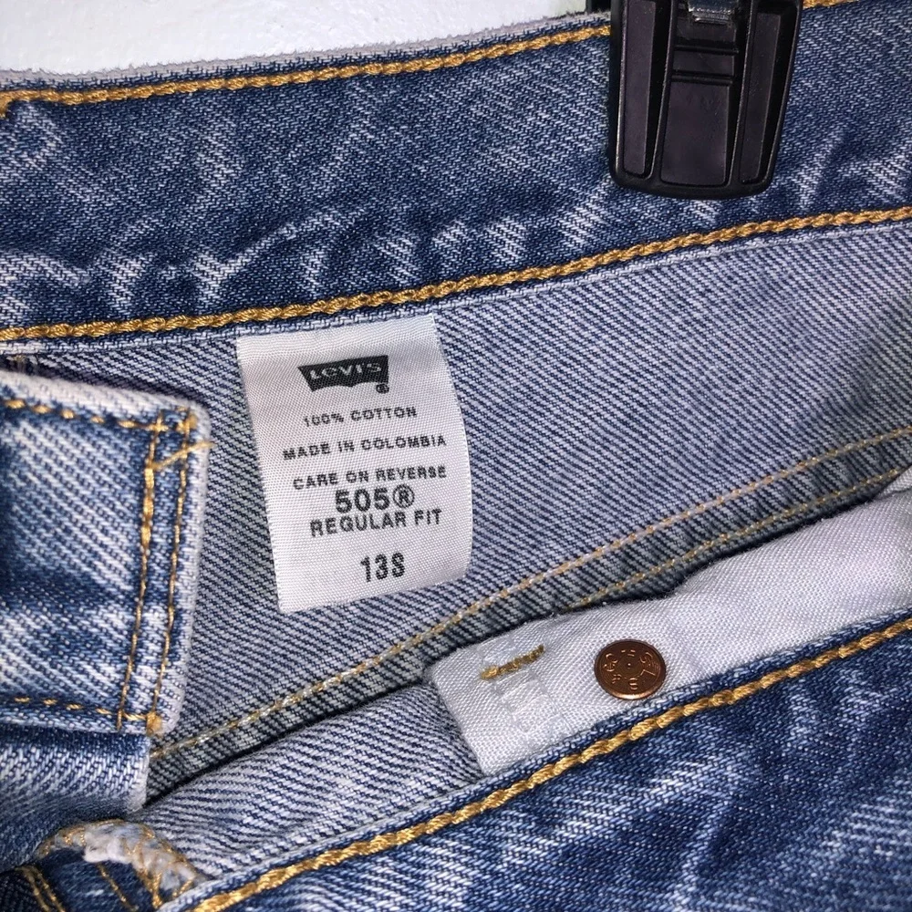 Womens Levi’s  Ripped Shorts Size 13s - Picture 8 of 10